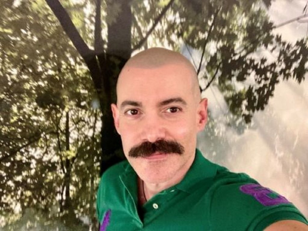 Retrato profesional del Lic. Eugenio Andrés Gualini, psicólogo sanitario acreditado en Barcelona, con más de 20 años de experiencia clínica y enfoque integrador, especializado en salud mental LGTBIQ+, ansiedad y adicciones.