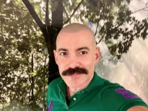 Retrato profesional del Lic. Eugenio Andrés Gualini, psicólogo sanitario acreditado en Barcelona, con más de 20 años de experiencia clínica y enfoque integrador, especializado en salud mental LGTBIQ+, ansiedad y adicciones.