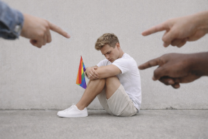 Homofobia interiorizada y trauma complejo en hombres gays